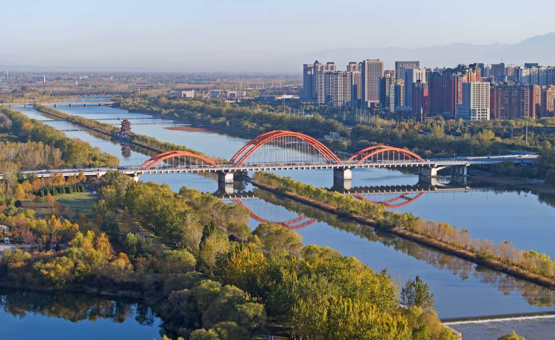 11月12日,山西省临汾市汾河文化生态景区内色彩斑斓,美不胜收.