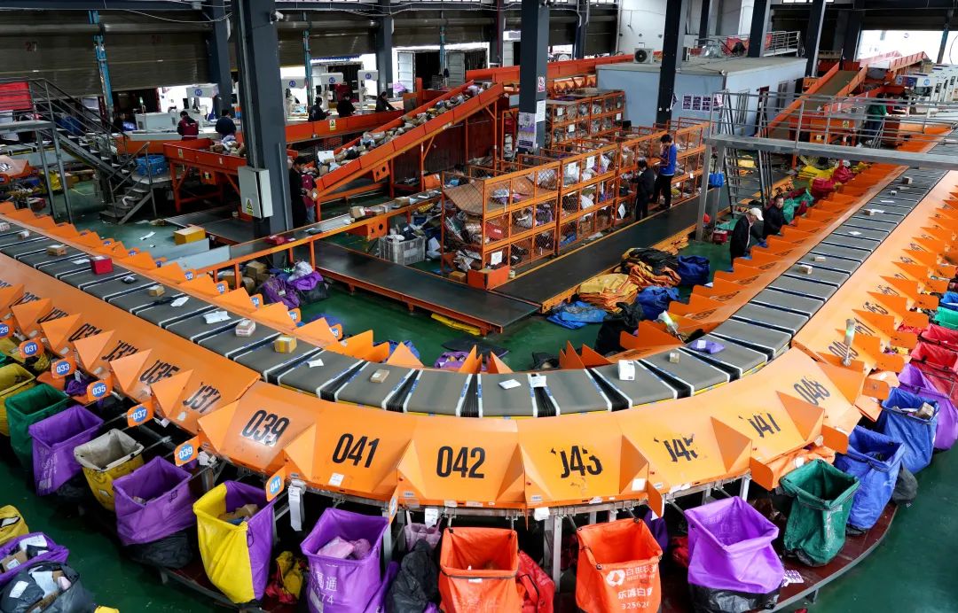 11月11日,浙江省乐清市一家快递物流园的打包流水线.