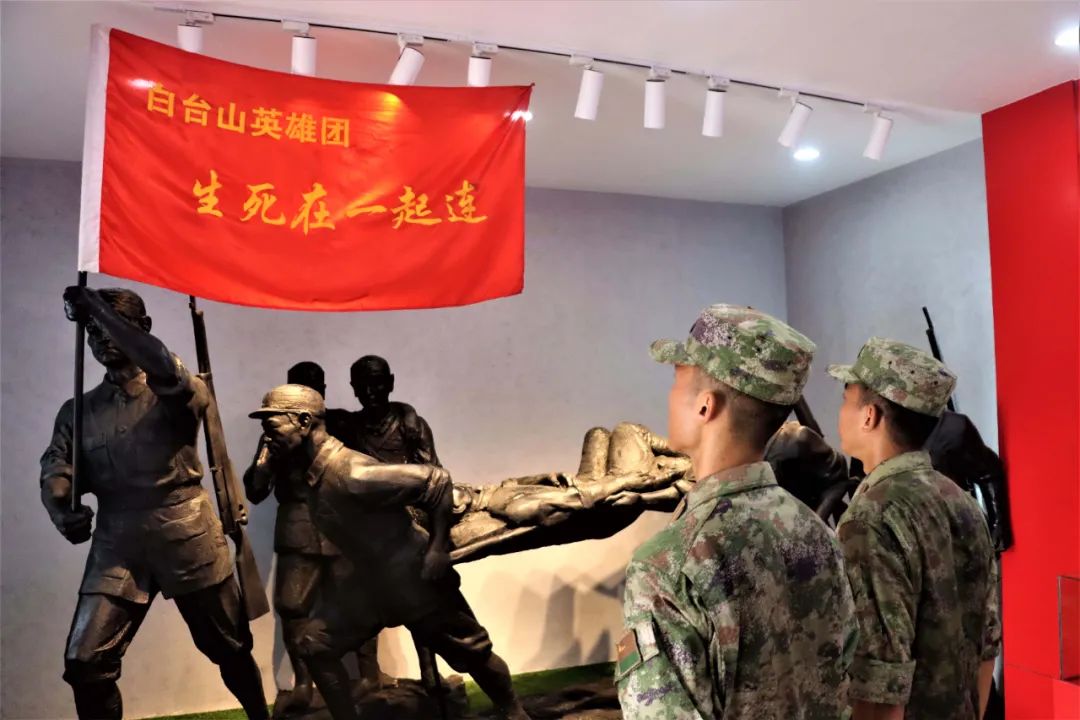 同年入伍,考上同所军校,他们又回到同一座军营
