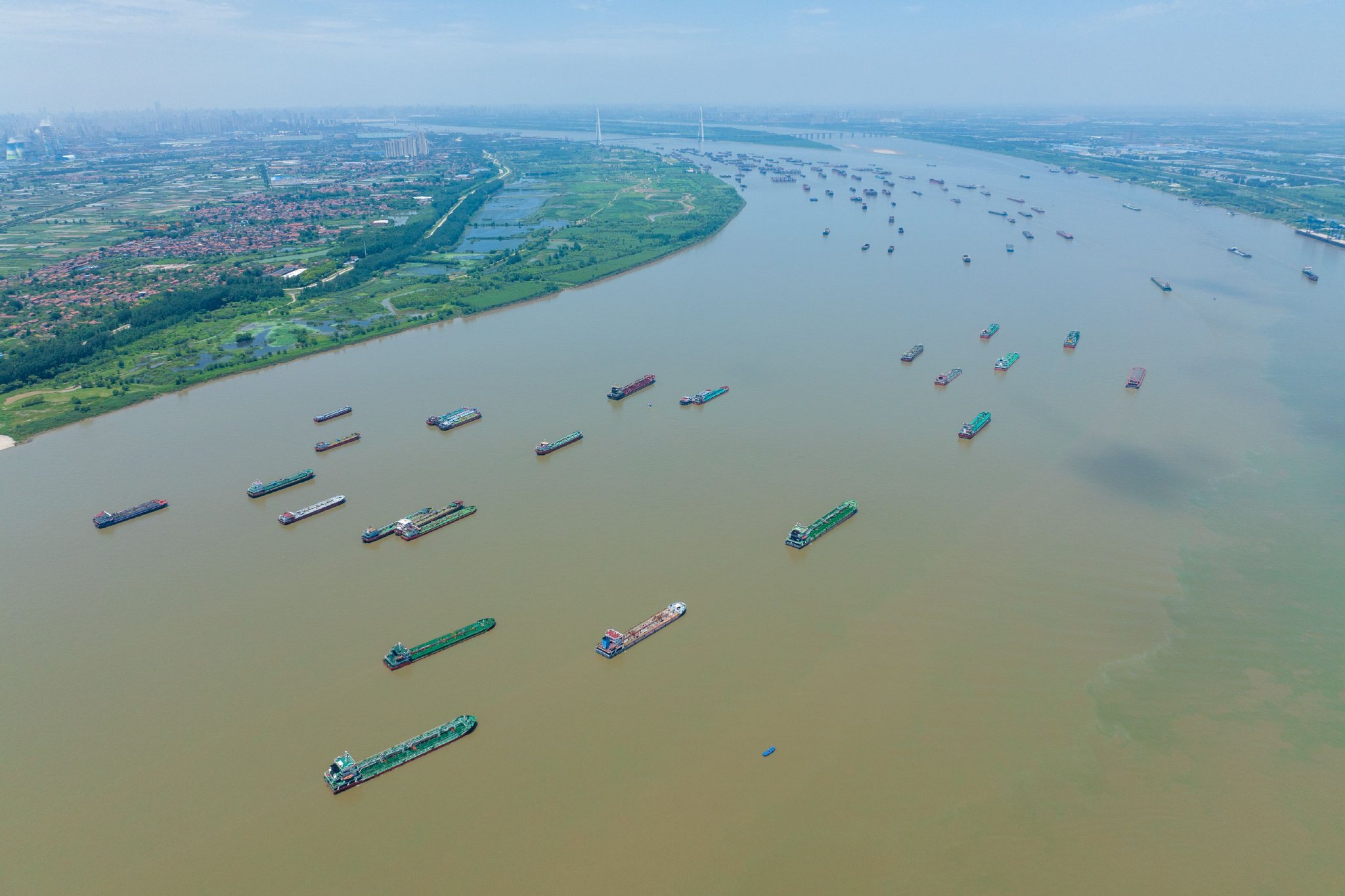 7月5日,船舶在武汉阳逻港区水域行驶(无人机照片).