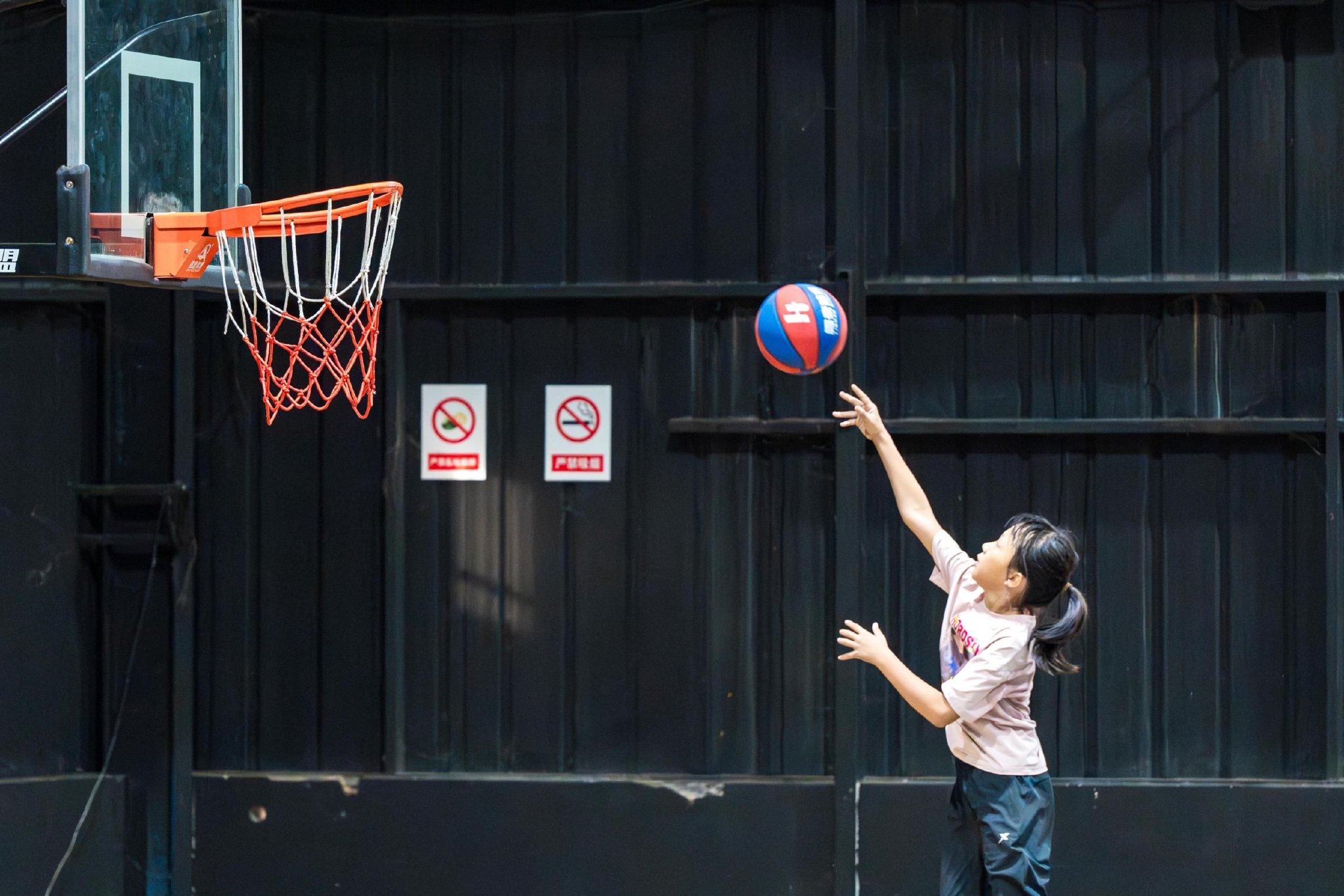 小朋友们正在练习投篮.记者 潘頔 摄