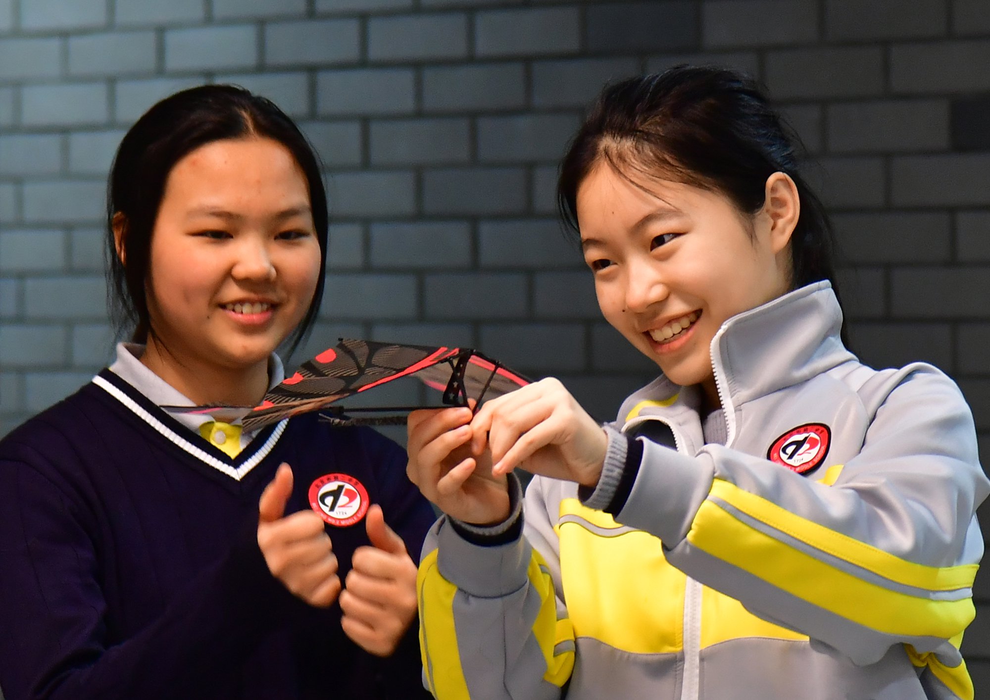 北京二中学生在体验科技项目.通讯员 周良 摄