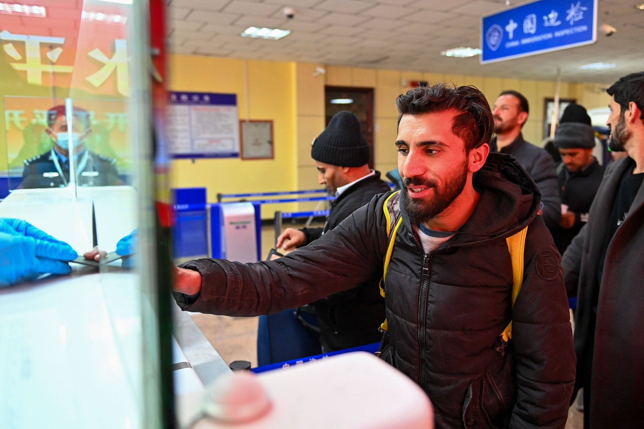 11月6日,在新疆红其拉甫口岸联检大厅,红其拉甫边检站民警为出境旅客