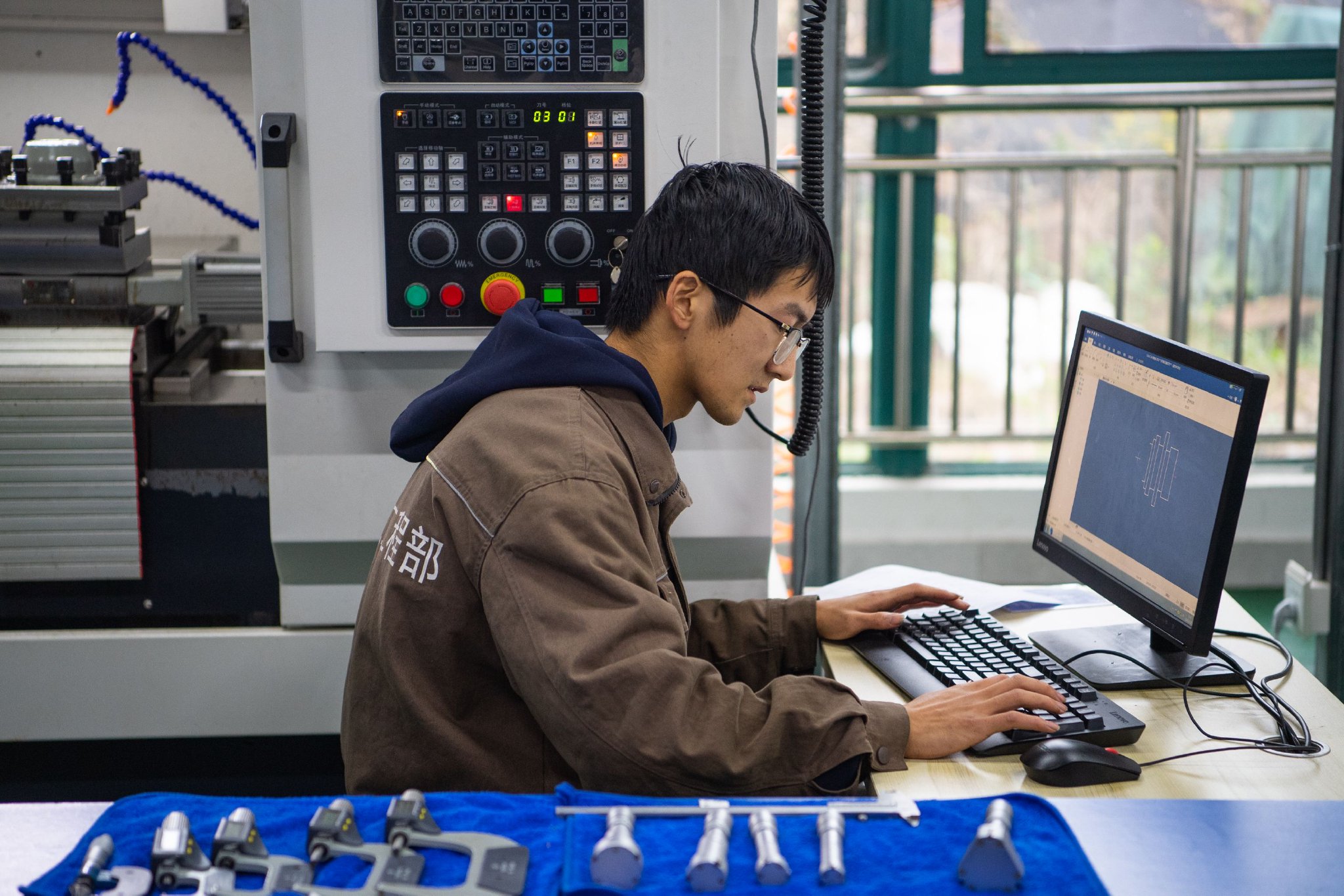 职业高中的参赛学生在数控机房进行数控车工项目竞赛