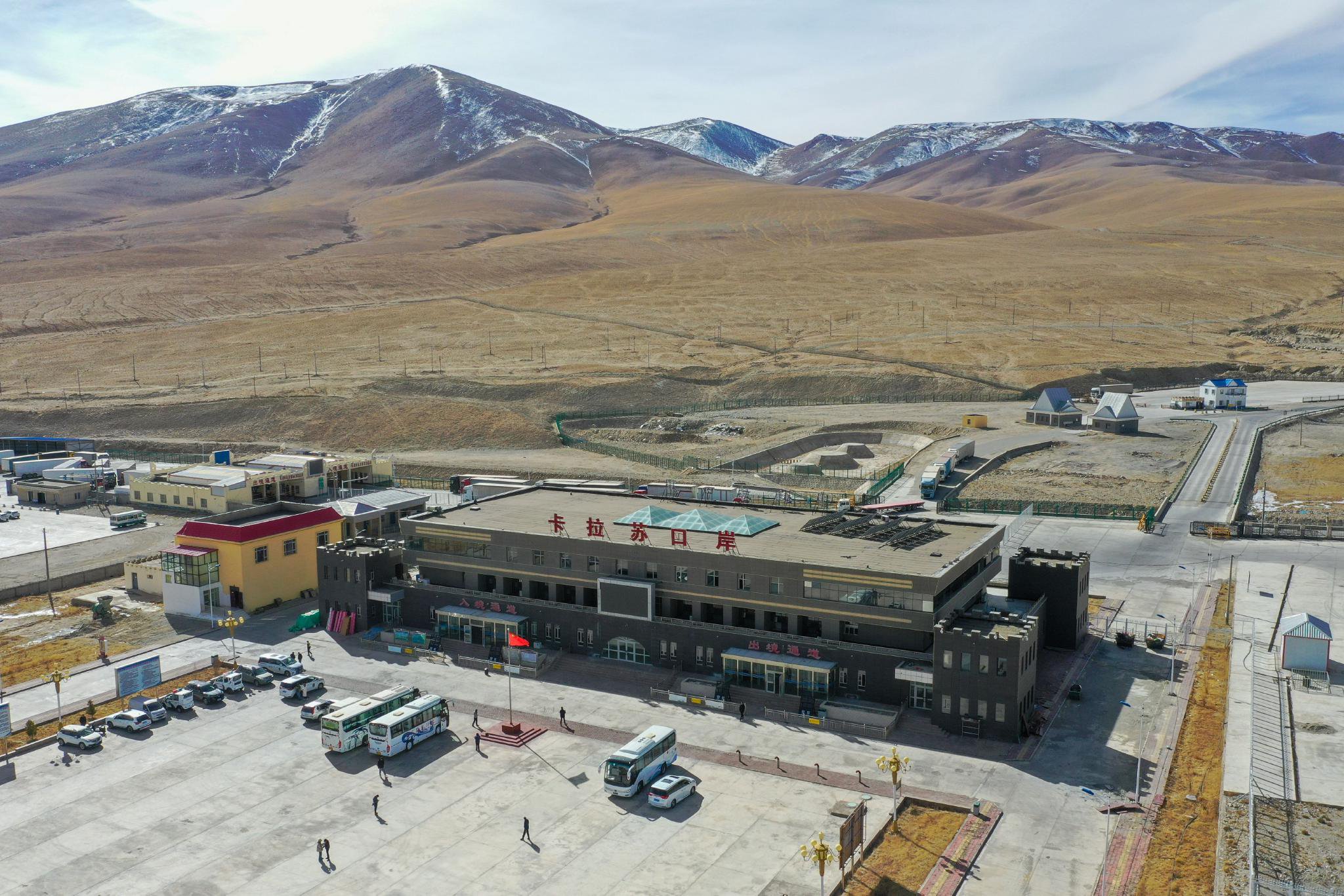 11月6日,位于新疆塔什库尔干塔吉克自治县的卡拉苏口岸(无人机照片).