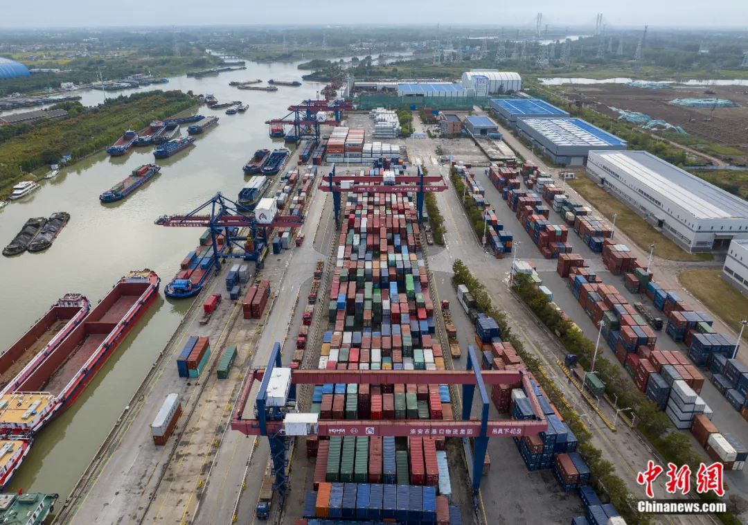 2023年10月7日,京杭大运河江苏省淮安市新港集装箱码头一派忙碌景象.