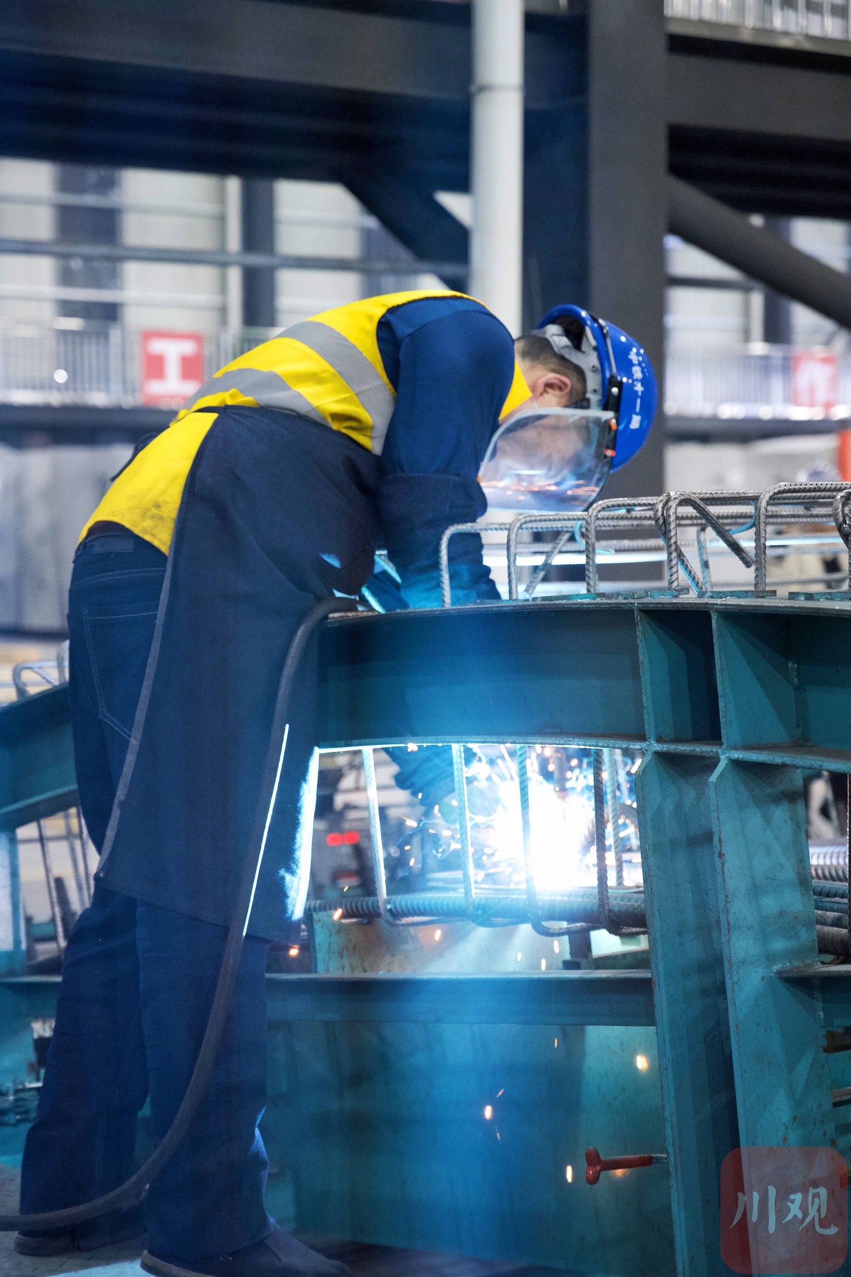 钢筋笼是管片的"骨架",钢筋加工生产线与管片生产线在同一个厂房内.