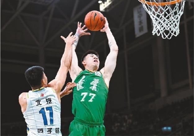 11月12日,辽宁男篮球员张镇麟(右)在比赛中上篮. 本报记者 孙海涛 摄