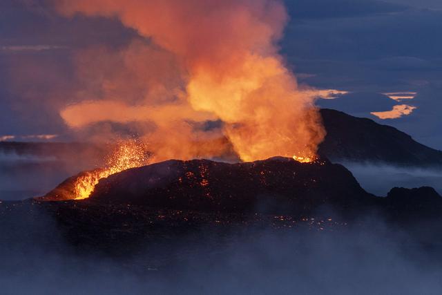 当地时间2023年7月16日,冰岛西南部雷克雅内斯半岛,当地一座火山再次
