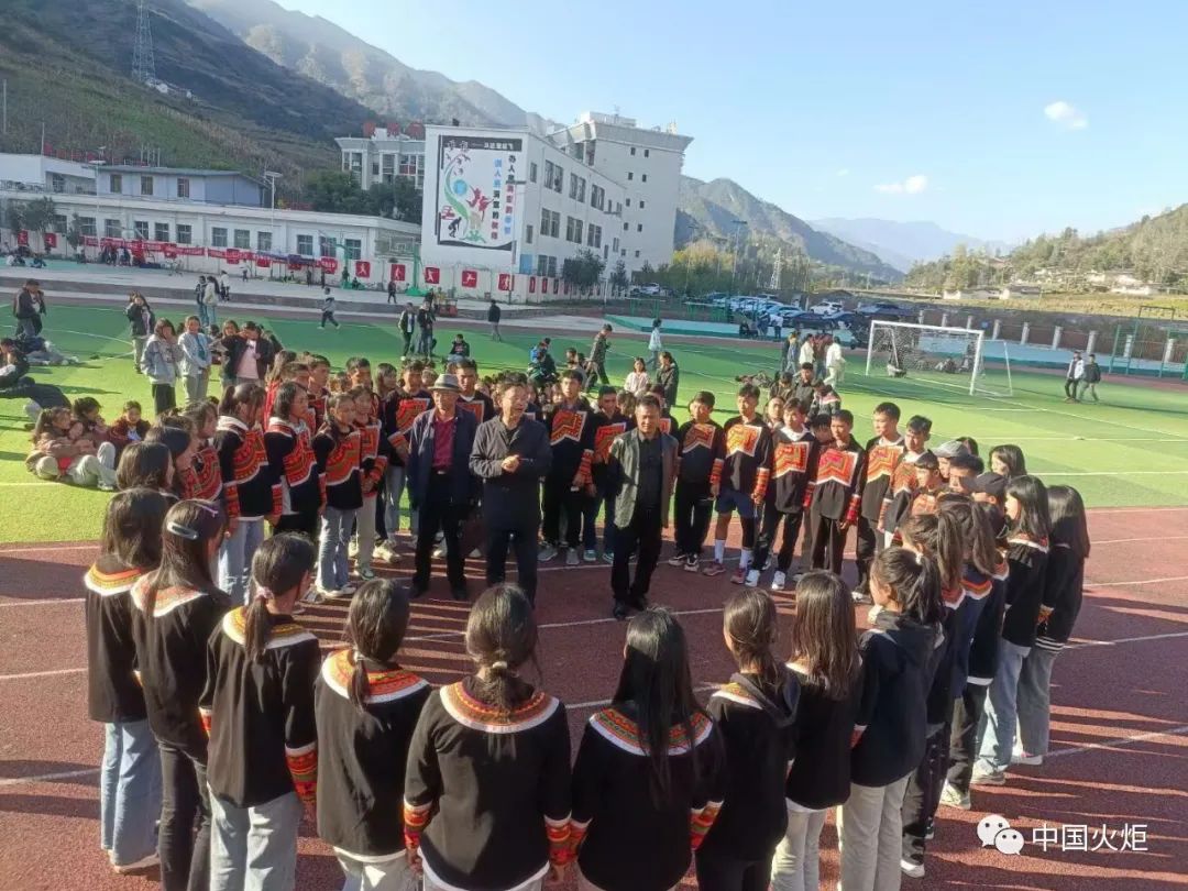 县关工委执行主任沙马拉林和副主任龚恩富深入美姑县牛牛坝初级中学