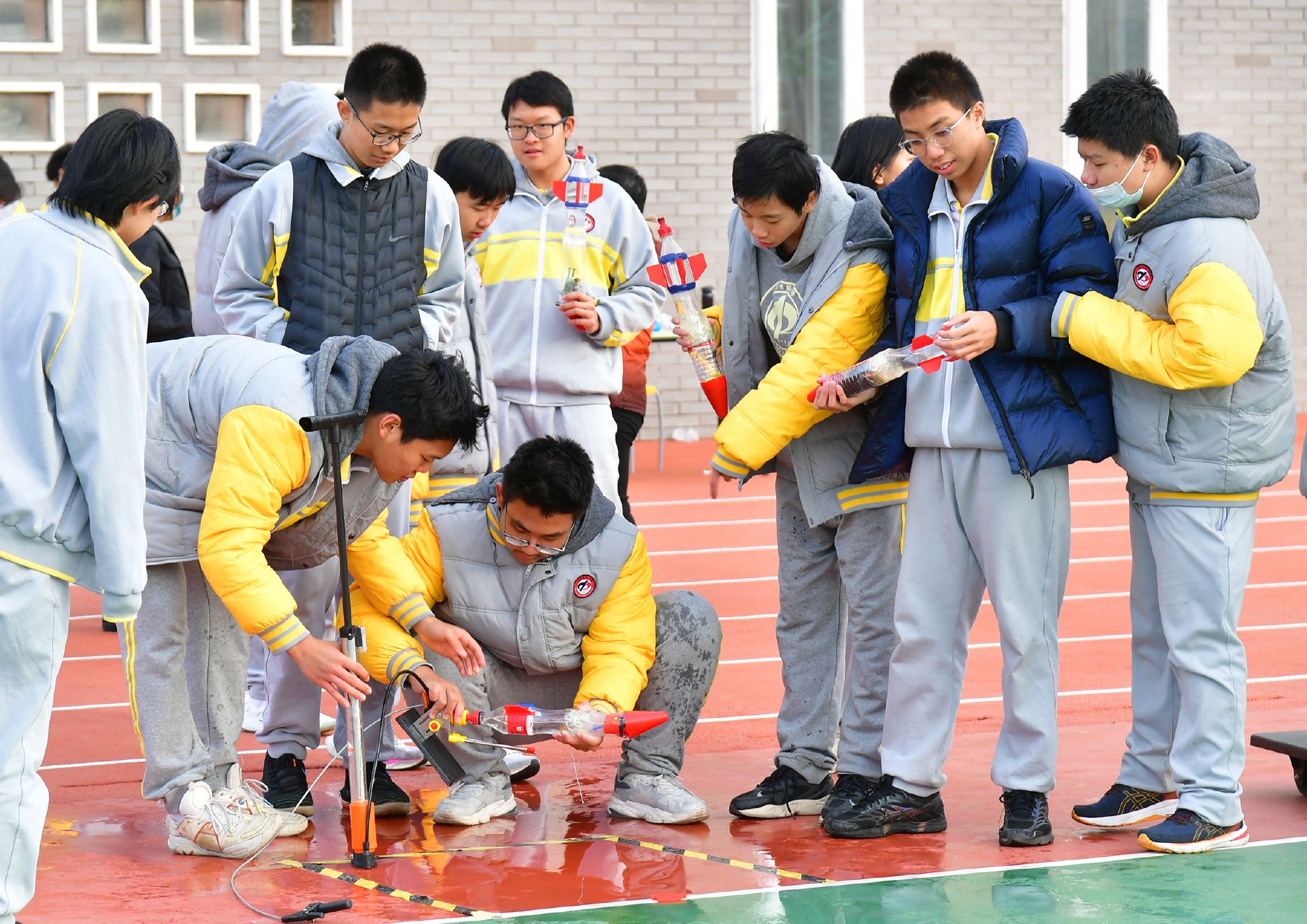 北京二中学生在体验"水火箭制作与发射"项目.通讯员 周良 摄