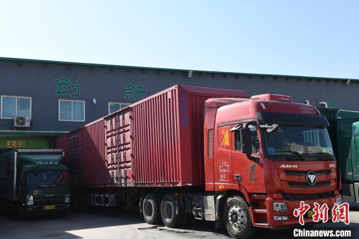 图为10月10日,快递干线车驶入兰州邮区邮件处理中心将快递包裹送入