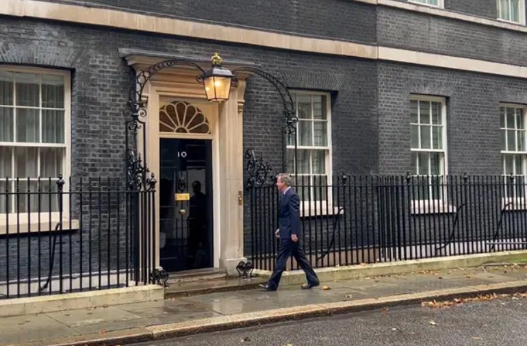 (卡梅伦进入唐宁街10号,来源:社交媒体)