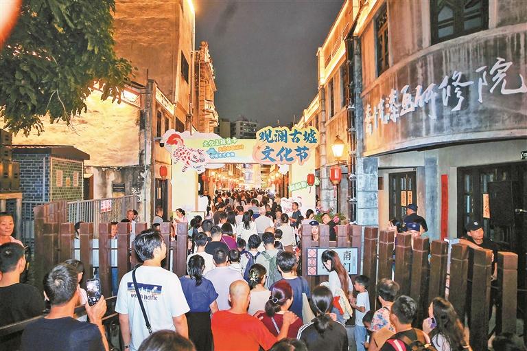 通讯员 谢冰冰) 龙华"四宝"展,舞麒麟巡游,国风文艺表演,非遗民俗体验