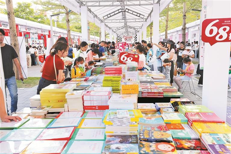 11月12日,2023南国书香节暨第五届深圳书展的主会场热闹非凡,深圳