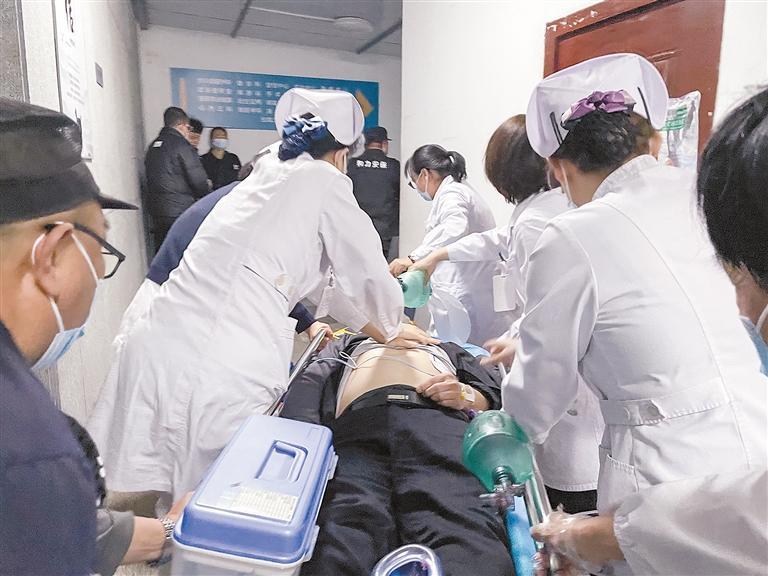 打开生命绿色通道 医护合力抢救门诊重症患者