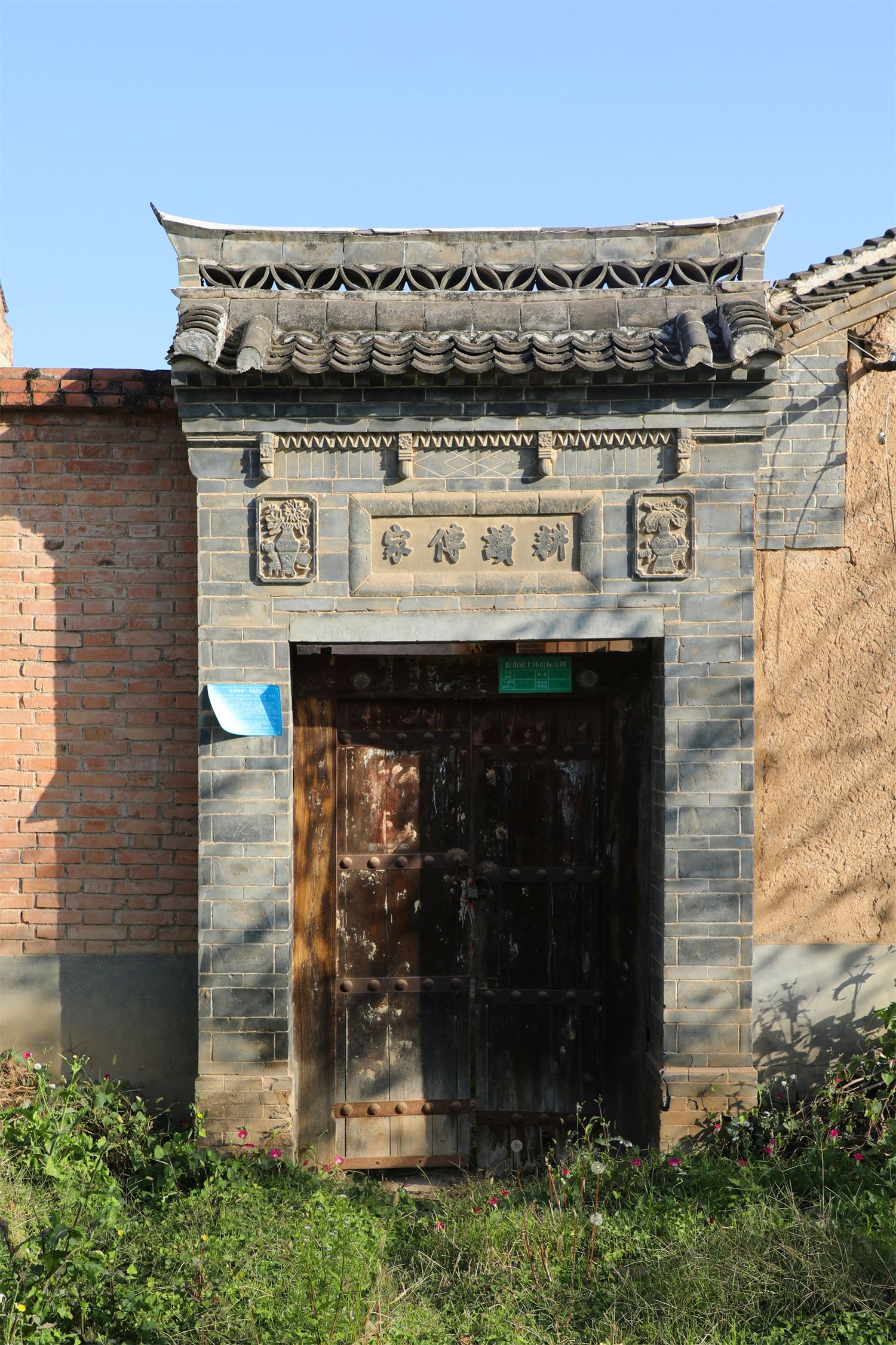 老门楼样式庄重大方.