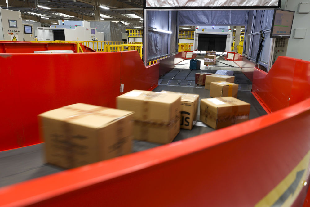 11月11日,包裹在顺丰昆明空港中转场全自动化智能分拣设备上通过单件