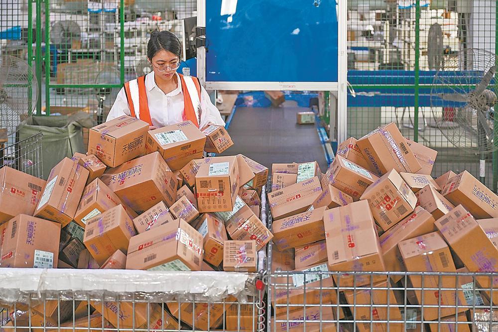 在平潭跨境电商园4号仓库,工作人员正在揽收保税电商订单包裹.