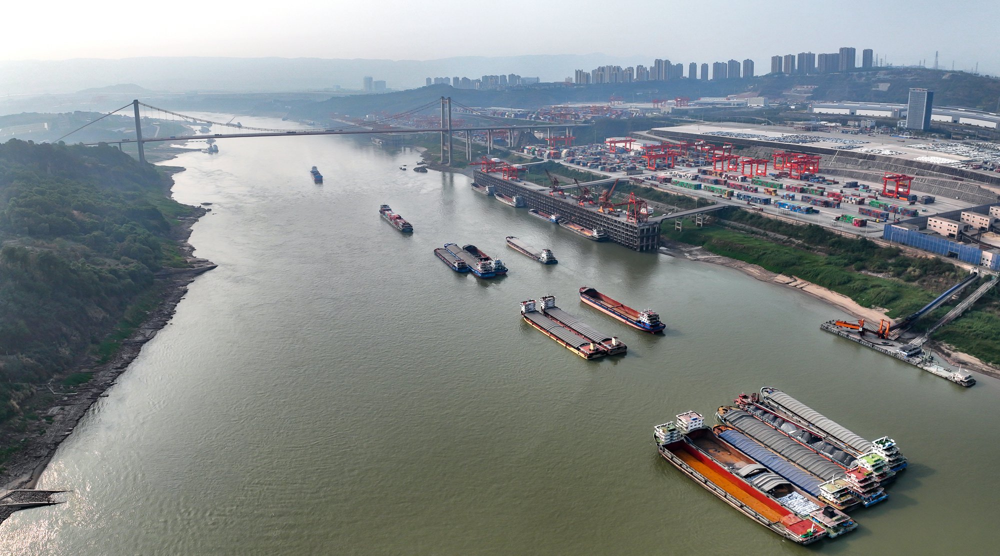 图为西部地区港口型国家物流枢纽两江新区果园港.