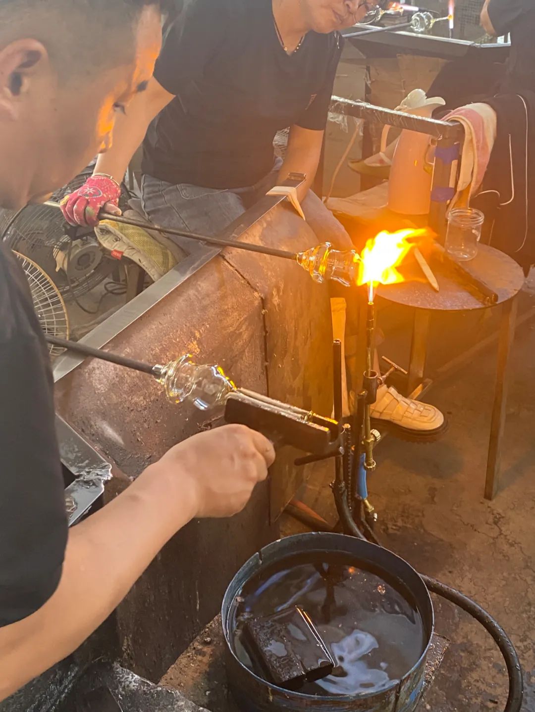 玻璃工人正在烧制玻璃/图源:盐财经记者 摄
