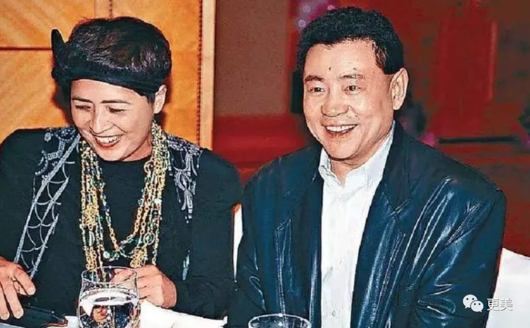 △原配宝咏琴给了他事业莫大的支持