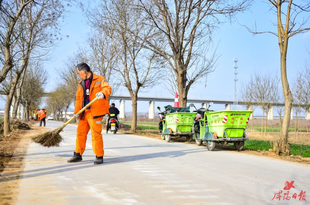 图为西吴街道办组织工作人员清扫乡村道路.