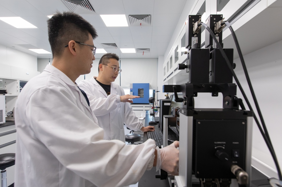 图为香港中文大学(深圳)先进材料实验室,研究人员在做实验.(资料图片)