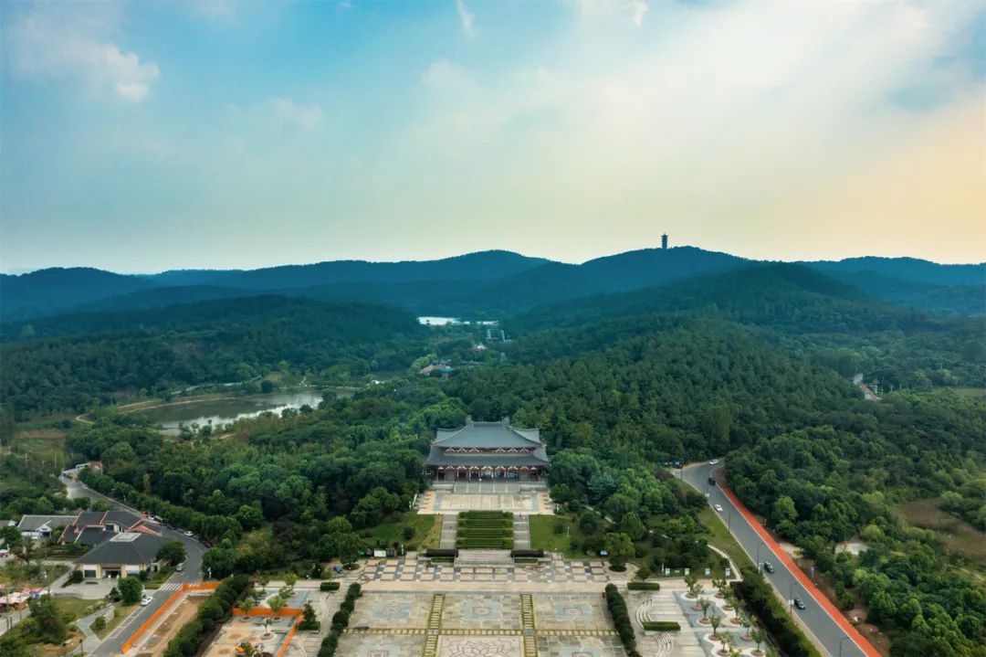 夏日紫蓬山 &nbsp;摄影:刘学文