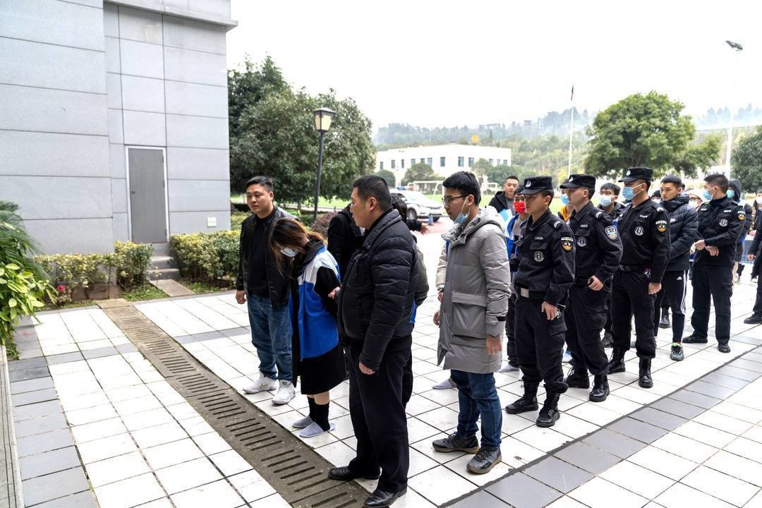 抓捕现场(南充公安供图)