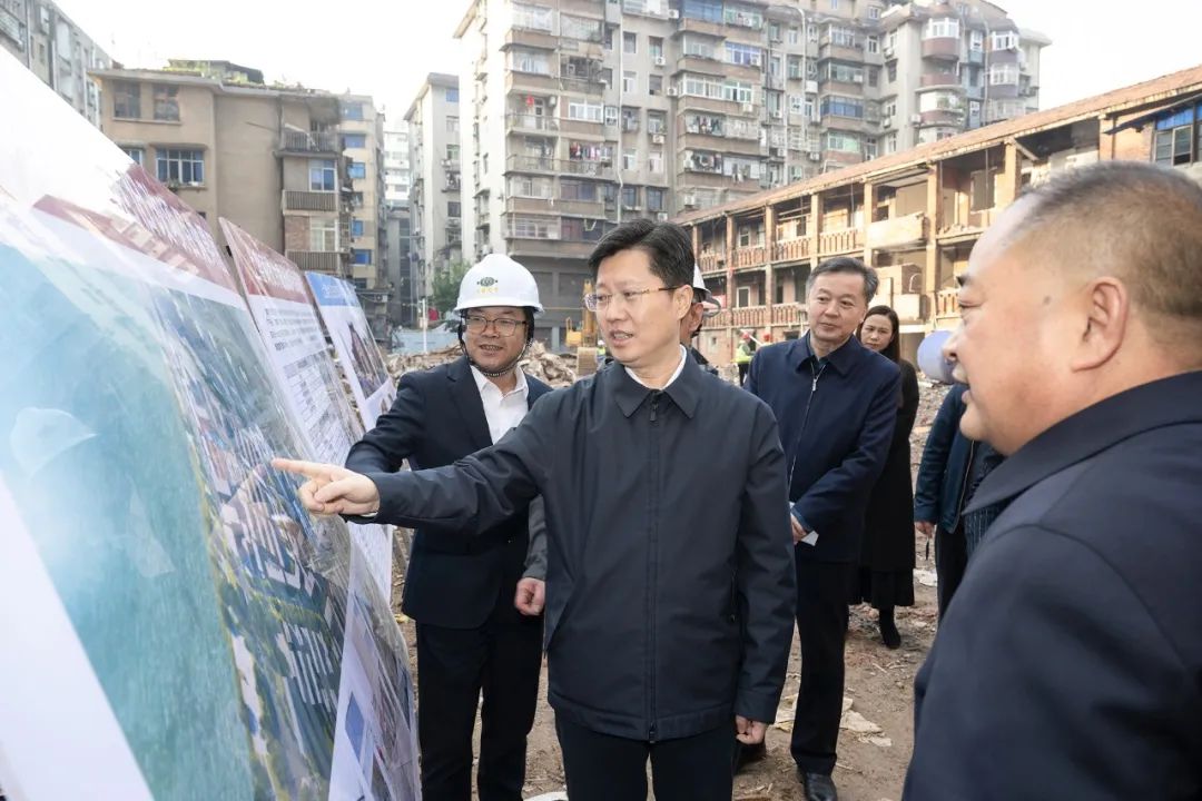 调研西塞山区枣子山危旧房改造工作14日,市委书记郄英才率市直相关