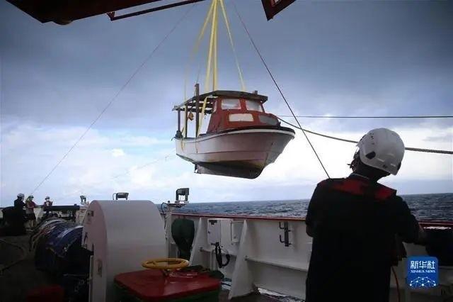 11月11日，考察队将求救船只转移至“雪龙2”号。 新华社记者 周圆 摄