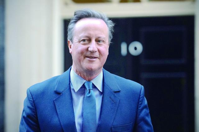 英国政府13日进行内阁重组，图为前首相卡梅伦被任命为外交大臣后走出唐宁街10号。