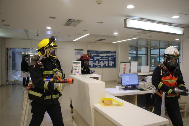王府井消防救援站联合北京协和医院在门诊楼开展火灾疏散逃生演练活动