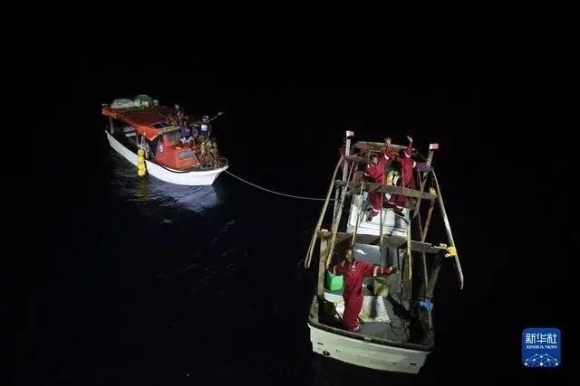 11月11日傍晚，考察队将求救船只和人员移交当地接应船只。新华社记者 周圆 摄