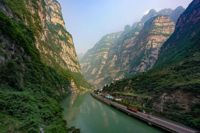大渡河风景道(乐山段)金口河区最美水上公路.交通运输厅供图