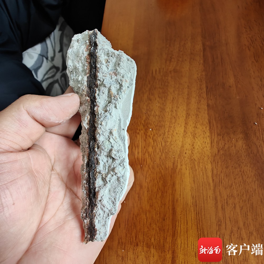 洋浦和泰花园一业主家客厅批荡脱落,图为脱落的混凝土块