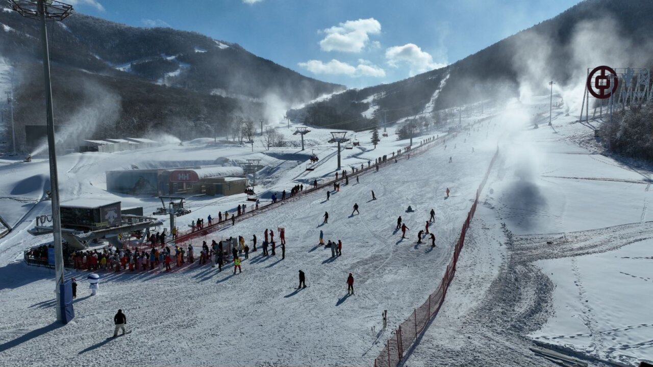 进入11月以来,吉林省北大湖滑雪度假区已迎来多场降雪.