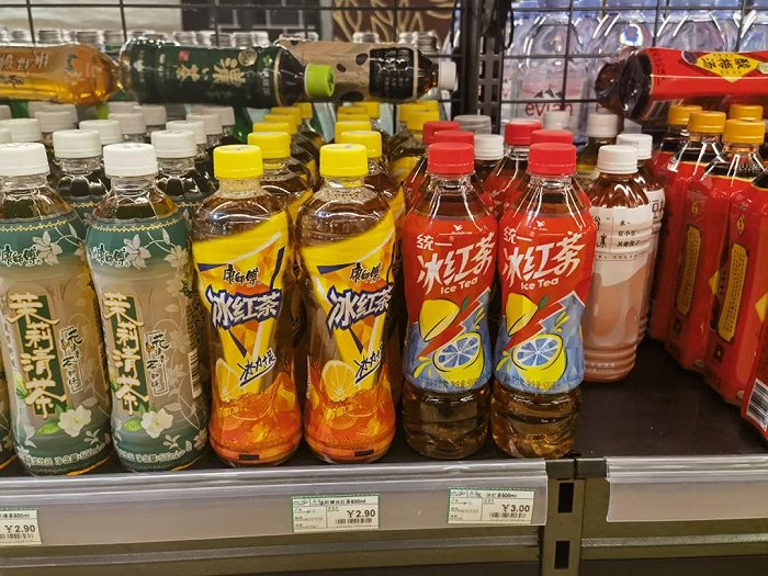北京国贸附近商超的冰红茶售价.图 / 每日人物摄