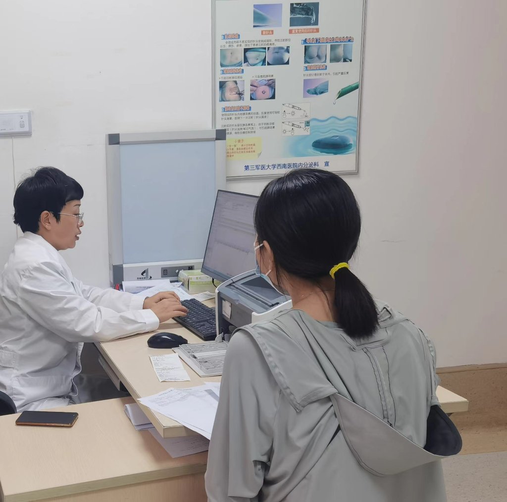 医生为患者诊疗中.西南医院供图