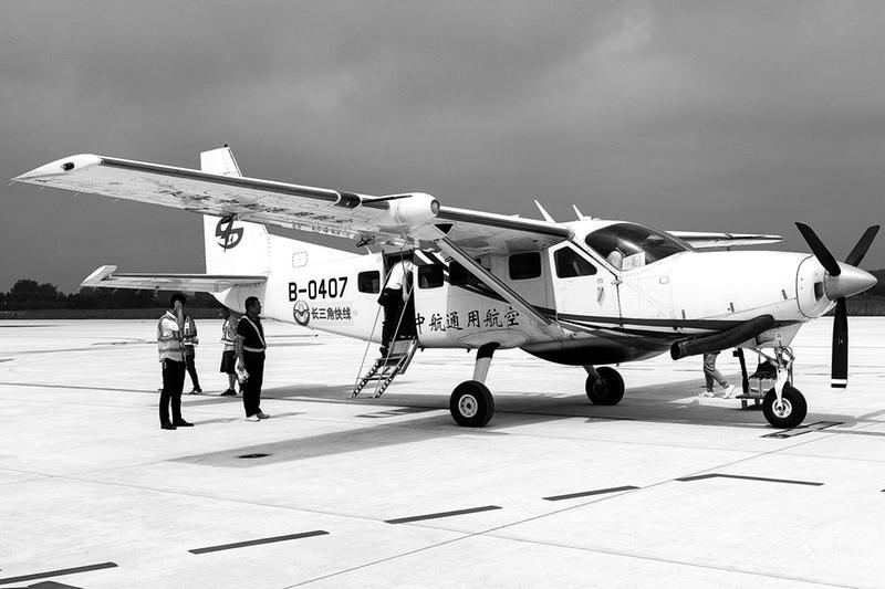 乘通航小飞机旅游观光,无人机快递让物流更高效,建立覆盖全省的航空