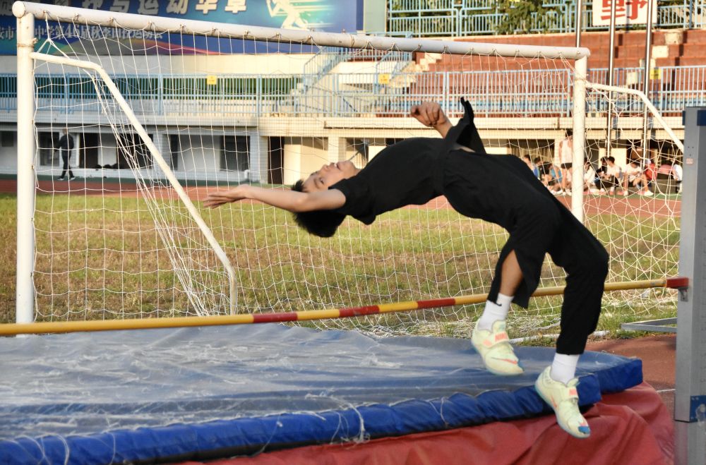 西安市育才中学田径队队员在课后训练.新华社记者 郑昕 摄