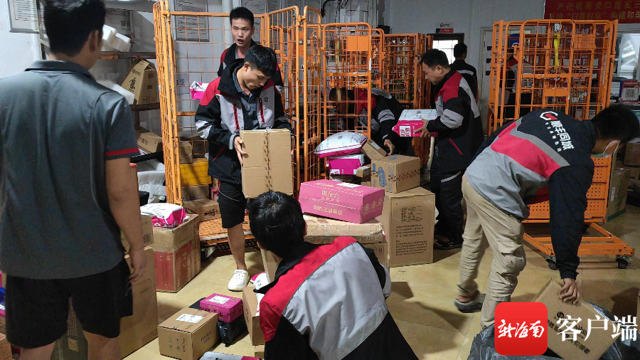 顺丰快递员正在分拣包裹.记者 王小畅 摄