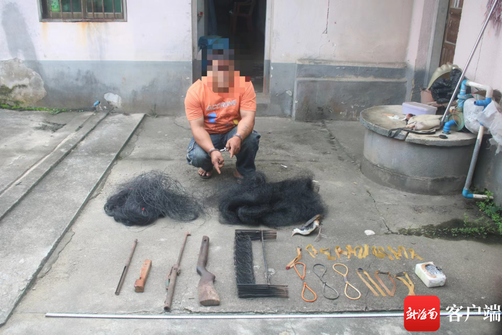 当场搜查到捕鸟网,脚套,手指弹弓,弹珠,疑似枪支配件等非法猎捕工具.