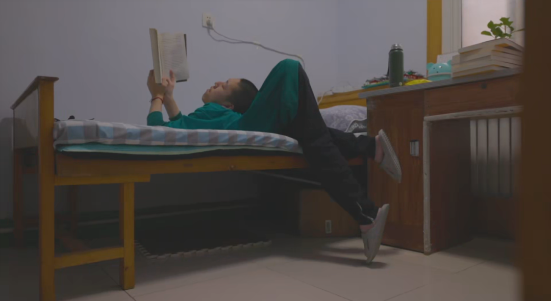趴在床上看书的姜延琛.
