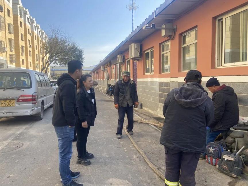 百泉街道纪工委书记到振兴北社区监督暖气管道漏水抢修工作情况.