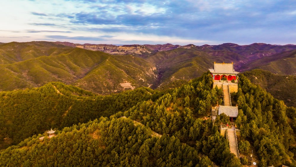 11月13日拍摄的朝阳下的志丹县九吾山森林公园(无人机照片).