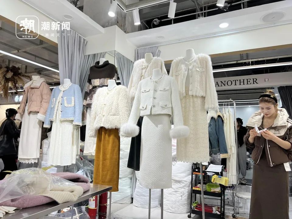 店内展示的冬装 记者 孙韵 摄老意法二楼的某专卖店,貂皮大衣,羊毛