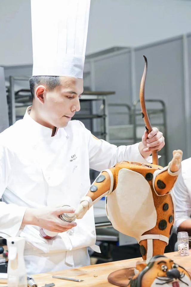 冯英杰在制作面包,受访者供图.