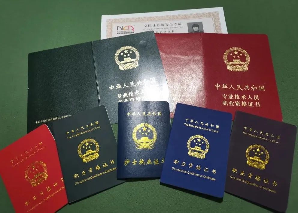 入伍以来,她陆续考取计算机等级证书,护士资格证,护师证等相关资格